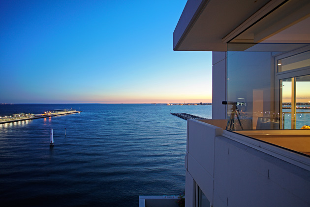 Port Melbourne Penthouse with Views