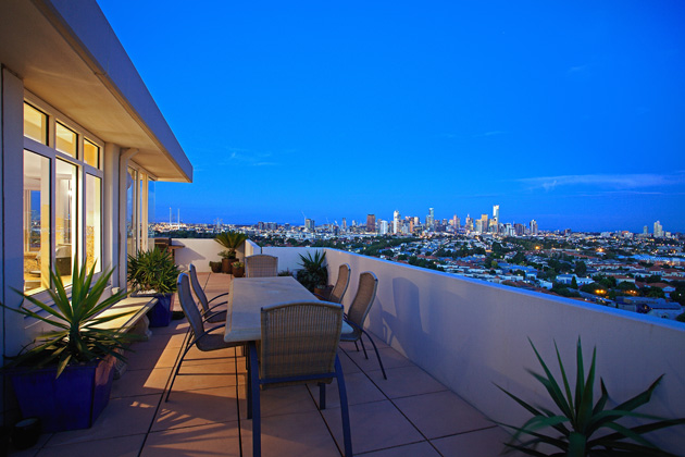 Port Melbourne Penthouse With City Views